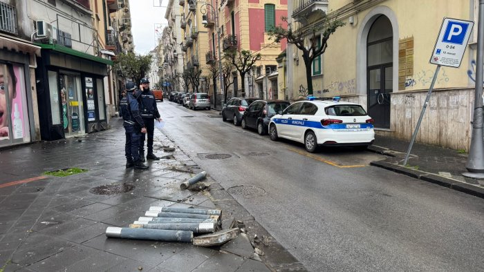 Salerno,  pali dissuasori e marciapiede danneggiato in pieno centro: si indaga