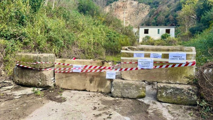 Sarno, crollo del costone: ordinanza del sindaco
