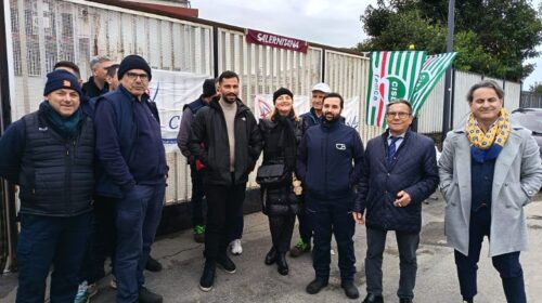 Vertenza Bamar Italia a Salerno, manifestazione delle maestranze davanti lo stabilimento