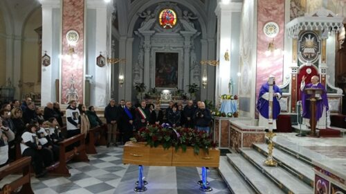 Sarno dà l’estremo saluto al panettiere ucciso nel suo negozio