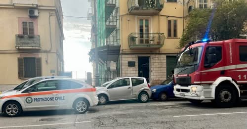 Salerno, cadono calcinacci: intervento Vigili del Fuoco in via Lungomare Colombo