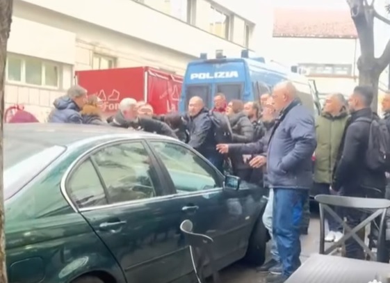 Maninfestazione davanti all’Asl, tensione tra sindacalisti