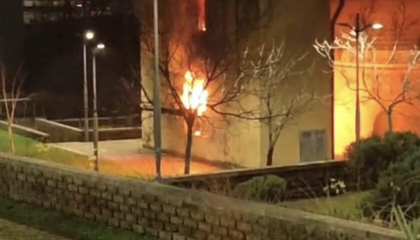 Salerno, a fuoco il deposito di mascherine anti-Covid