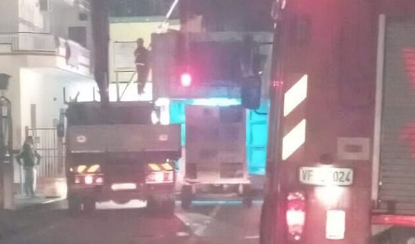 Sarno, carro allegorico urta palo di illuminazione pubblica: energia elettrica Ko