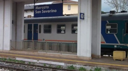 Treno cancellato sulla linea Mercato San Severino–Salerno: mucca sui binari