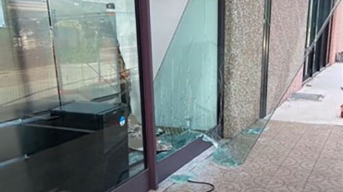 Agropoli, furto al bar: vetrina sfondata e ladro in fuga con la cassa