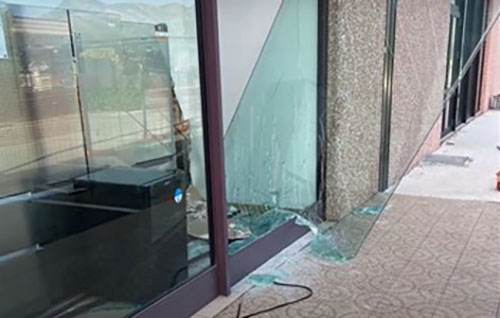 Agropoli, furto al bar: vetrina sfondata e ladro in fuga con la cassa