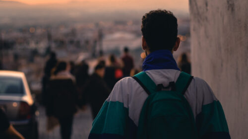 UNA PERSONA MI SEGUE SPESSO PUR NON IMPORTUNANDOMI, MA SONO PREOCCUPATA! COSA POSSO FARE?