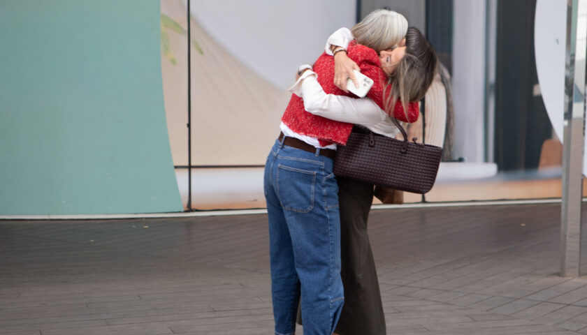 HO INCONTRATO UNA VECCHIA AMICA E DI SLANCIO L’HO ABBRACCIATA: SCHERZANDO HA DETTO CHE MI POTEVA DENUNCIARE! MA È VERO?