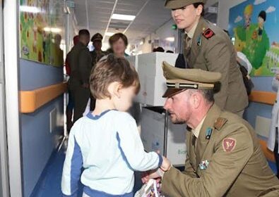 Ruggi, uova di Pasqua donate dal reggimento “Garibaldi” ai piccoli degenti