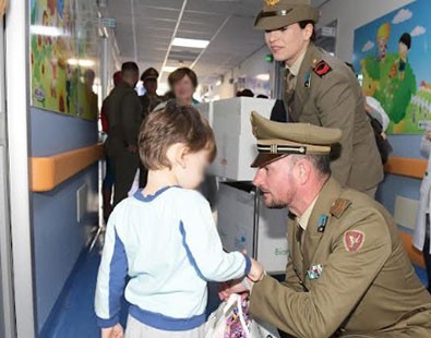 Ruggi, uova di Pasqua donate dal reggimento “Garibaldi” ai piccoli degenti