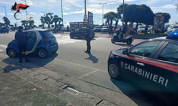 Sicurezza stradale, controlli serrati dei carabinieri a Salerno: raffica di sanzioni