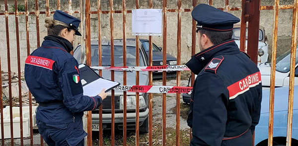 Montecorvino Pugliano, sigilli ad area privata di 850 mq trasformata in discarica di auto abbandonate