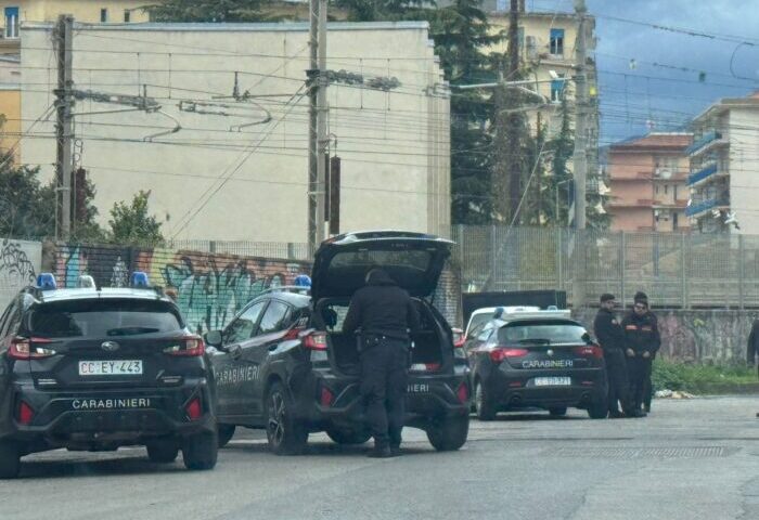 Salerno, incendiano rifiuti speciali in via Picenza: colti sul fatto dai carabinieri