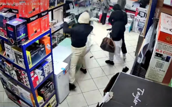 Angri, rapina nel negozio di telefonia: colpo da 30mila euro