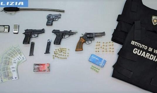 Salerno: pistole, proiettili e soldi. Arrestato