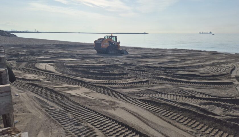 Spiagge, Salerno Pulita anticipa il servizio di pulizia