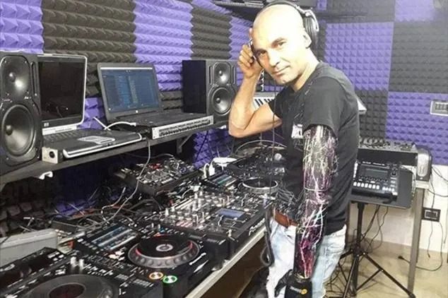 Paralimpiadi Milano/Cortina, Michele Specchiale, dj bionico salernitano, alla consolle musicale durante la Cerimonia di Apertura delle Paralimpiadi nell’Arena di Verona