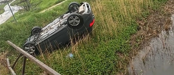 Sassano, incidente tra due auto: Audi A3 si ribalta