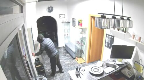 Salerno, ancora un furto a danno  de “Il Brutto Anatroccolo”: scena ripresa dalla videosorveglianza