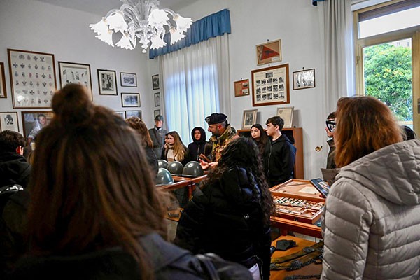 Salerno, l’Esercito incontra gli studenti: oltre 250 alunni in visita alla caserma “D’Avossa”