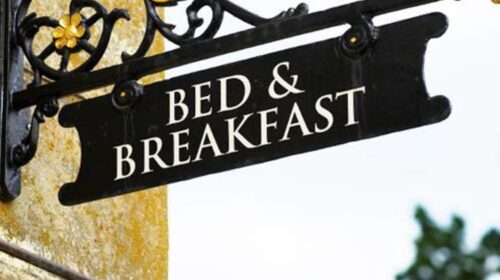 Rapinano una donna in un b&b a Salerno: è caccia alla baby gang