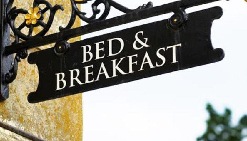 Rapinano una donna in un b&b a Salerno: è caccia alla baby gang