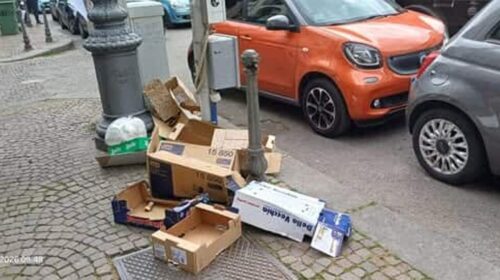 Salerno, in Via Roma conferimento errato dei cartoni da parte di alcuni gestori responsabili