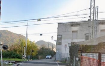 Castel San Giorgio, ventenne salvata sui binari: decisivo l’intervento di due passanti e della Polizia Locale