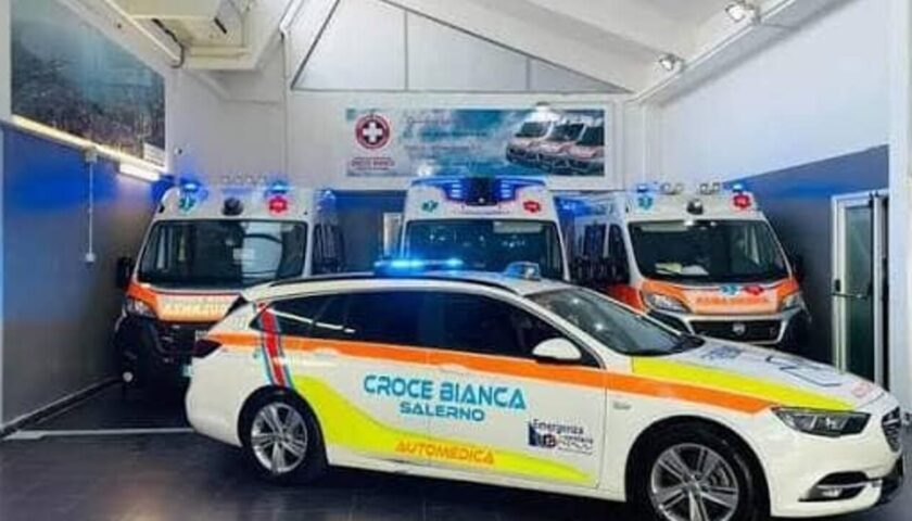 Soccorrono un anziano colto da malore: medico e autista del 118 aggrediti a Salerno