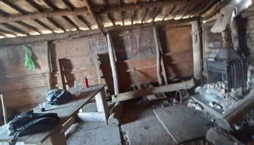 Vandali al rifugio di montagna, danneggiato interno della struttura