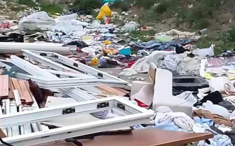 Eboli, maxi discarica di rifiuti a Campolongo