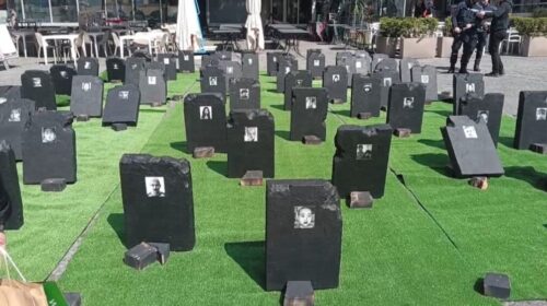 Salerno, installazione non autorizzata di lapidi delle vittime di guerra in piazza Portanova: scatta la rimozione Salerno, installazione non autorizzata di lapidi delle vittime di guerra in piazza Portanova: scatta la rimozione