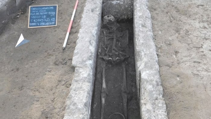 Pontecagnano, emergono dall’ex tabacchificio Alfano 34 tombe di epoca Avanti Cristo