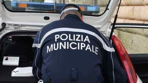 Ignora l’alt della municipale e fugge a gran velocità, arrestato 57enne