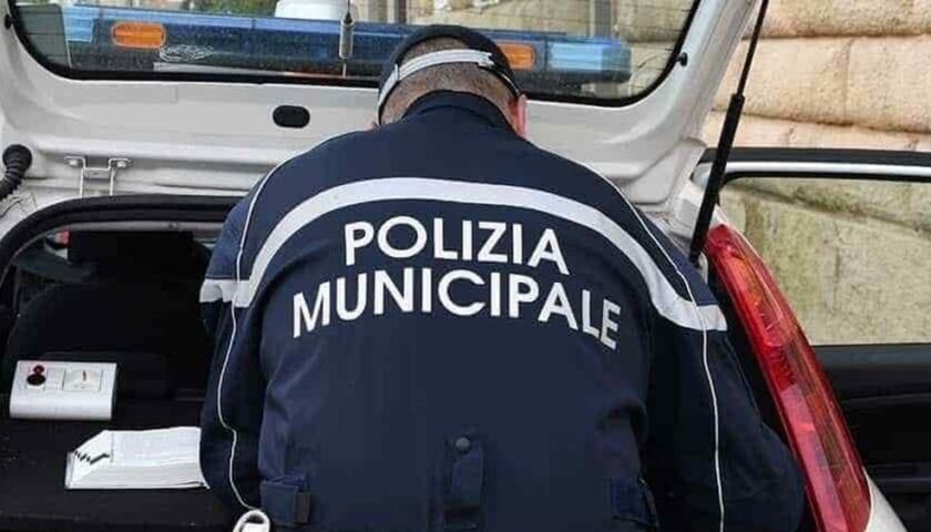 Ignora l’alt della municipale e fugge a gran velocità, arrestato 57enne