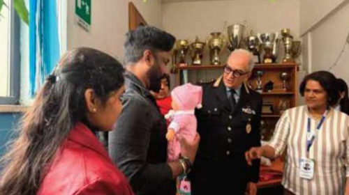 Salerno, bimba azzannata in villa comunale: gli agenti abbracciano la piccola