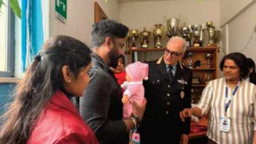 Salerno, bimba azzannata in villa comunale: gli agenti abbracciano la piccola