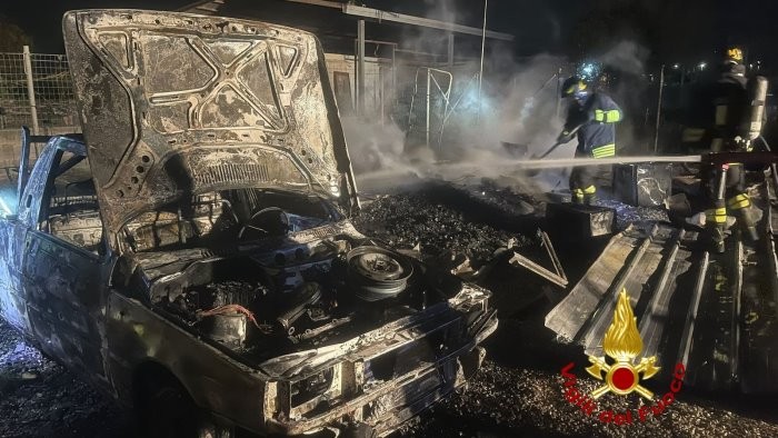 Incendio a Pontecagnano Faiano: casetta distrutta dalle fiamme