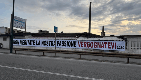 Salernitana, striscioni di contestazione: “Non meritate nostra passione”