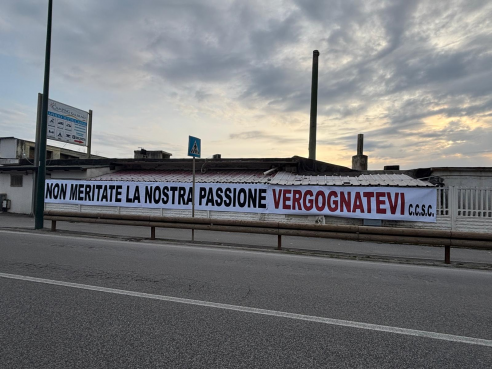 Salernitana, striscioni di contestazione: “Non meritate nostra passione”