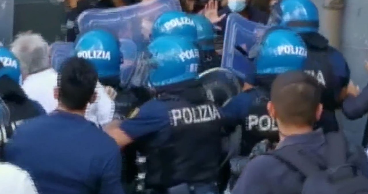 Manifestazioni e scontri, arriva l’Esercito. E per i minori fermo preventivo