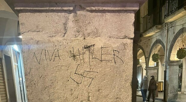 Cava de’ Tirreni, svastica al borgo porticato: “Episodio grave”