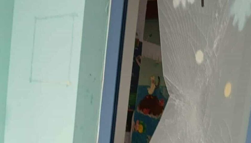 Salerno,  danneggiata la porta d’ingresso della scuola a Matierno
