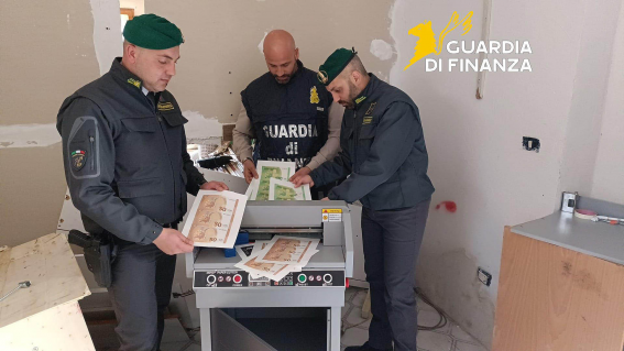Banconote false per 2,8 milioni di euro e droga, sequestrata stamperia clandestina