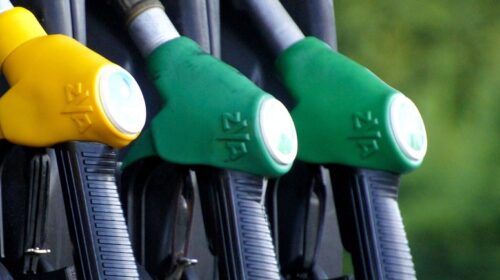 Il governo taglia le accise contro il caro carburante: provvedimento pubblicato in Gazzetta Ufficiale