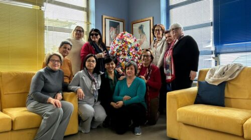 Il cuore di Eboli dentro 2.500 fiori: consegnato all’Hospice l’uovo della comunità