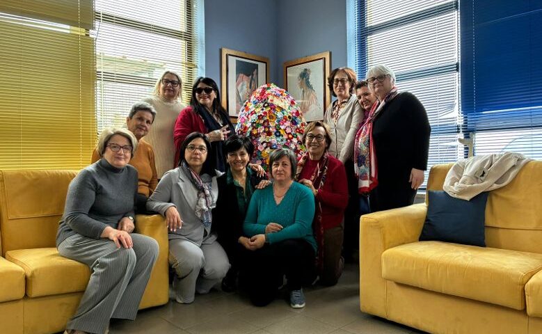 Il cuore di Eboli dentro 2.500 fiori: consegnato all’Hospice l’uovo della comunità
