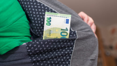 MI SONO RESA CONTO CHE MIO FIGLIO CONTINUA A RUBARMI SOLDI IN CASA: MA LO POSSO DENUNCIARE?