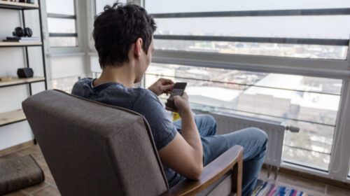 MIO FIGLIO HA TRENT’ANNI E UN LAVORO REMUNERATO! NON SE NE VA DA CASA E NON CONTRIBUISCE: MA È GIUSTO?